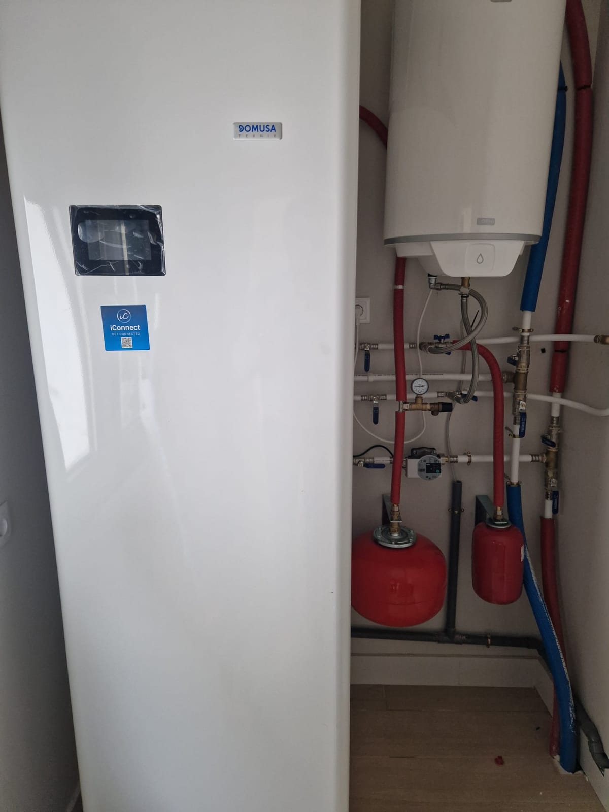Unidad interior de aerotermia DOMUSA y depósito de inercia instalados por Impulsa Energía en Galapagar, Madrid