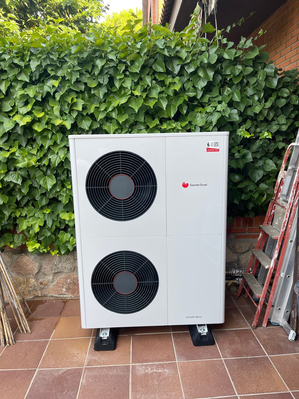 Unidad exterior de bomba de calor instalada por Impulsa Energía