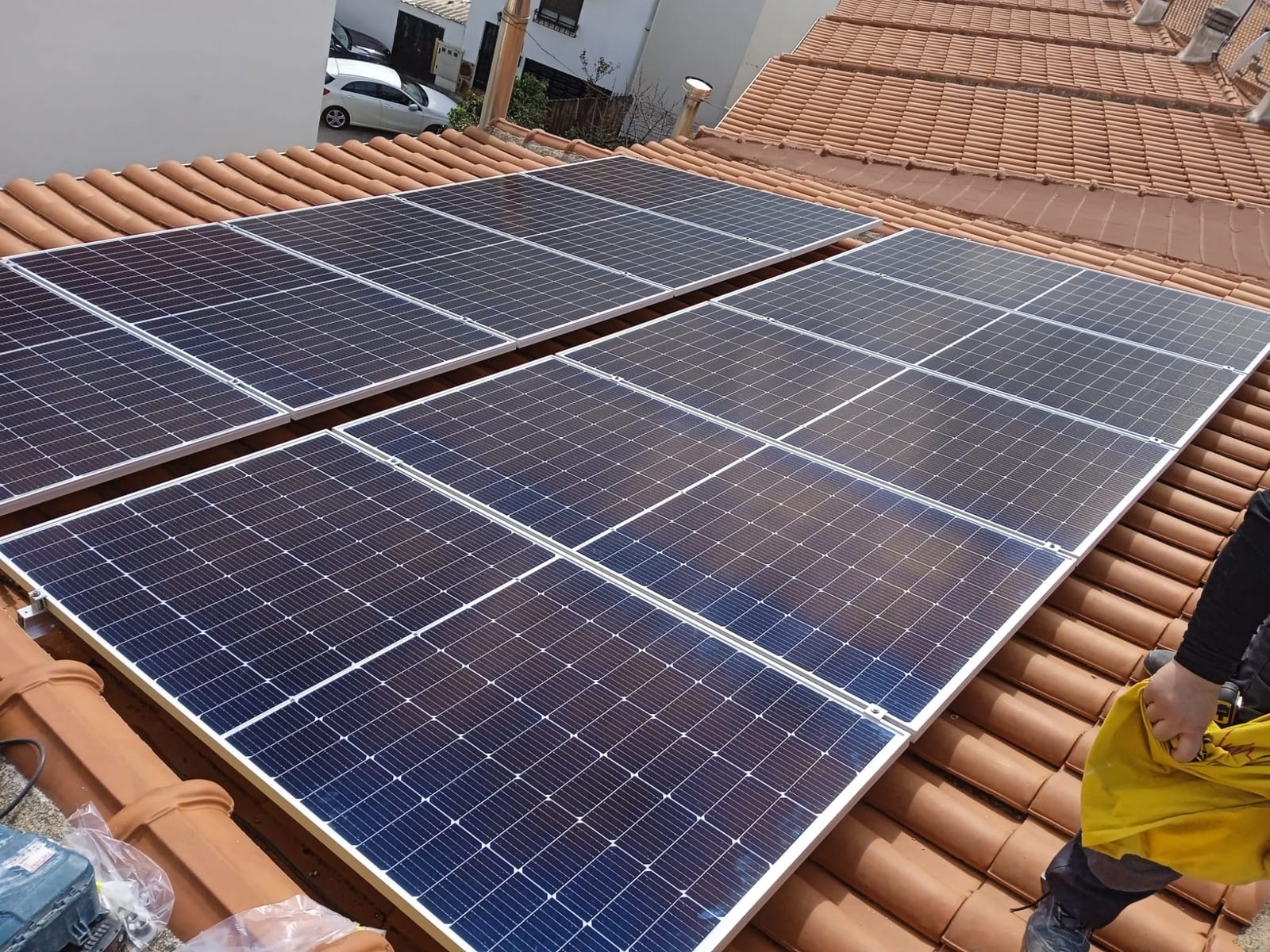 Instalador de Impulsa Energía montando paneles solares en un tejado